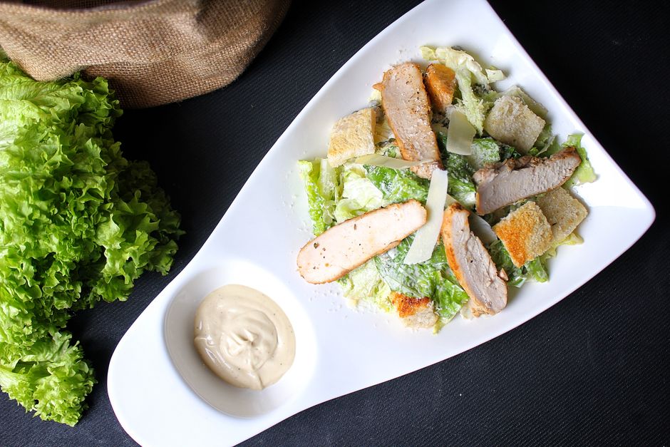 Salade César au poulet — photo du plat