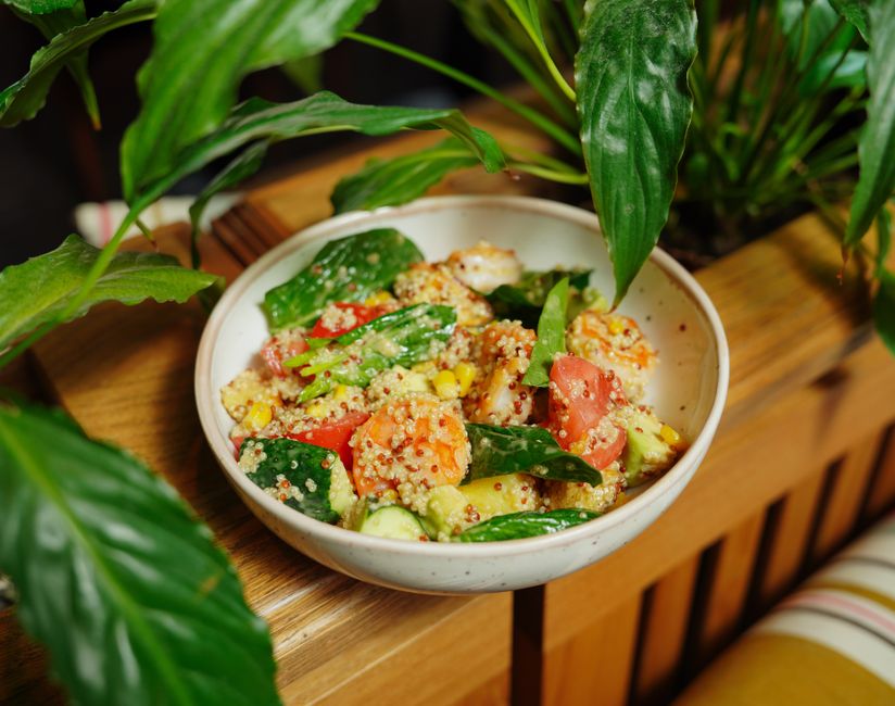 Salade de quinoa, concombre et menthe — photo du plat