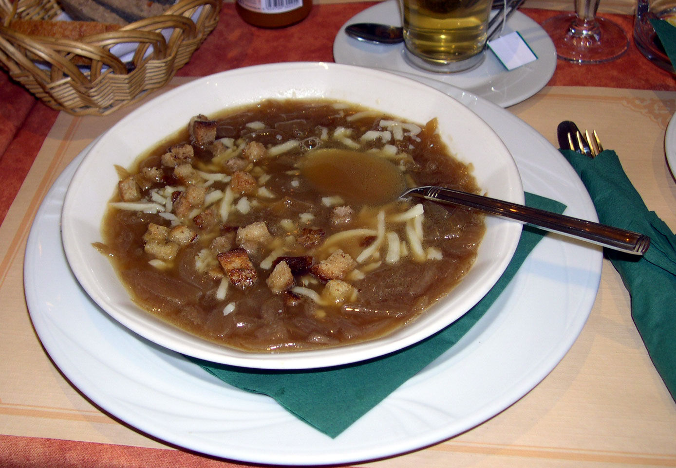 Soupe à l'oignon gratinée — photo du plat